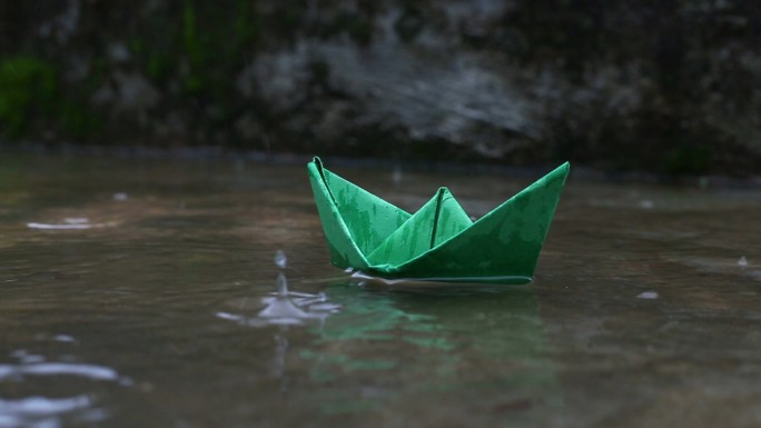 彩纸船浮于水面折纸船小雨
