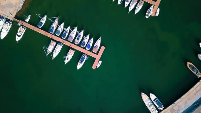 夏季无人机视野中的迪迪姆·迪迪玛游艇码头
