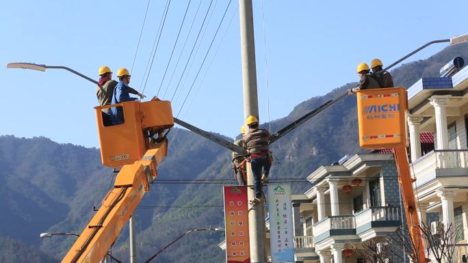 电力工人登高车高空作业农村电网改造整治
