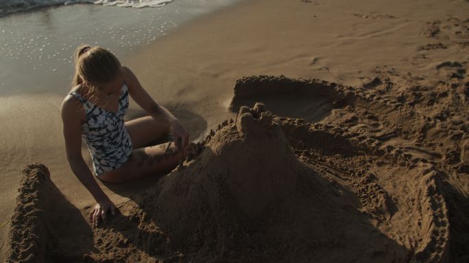 少女在海滩上建造沙堡