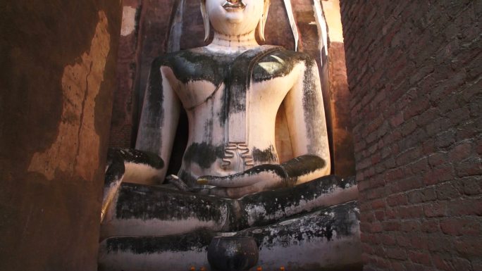 一座小维汉的大佛像。