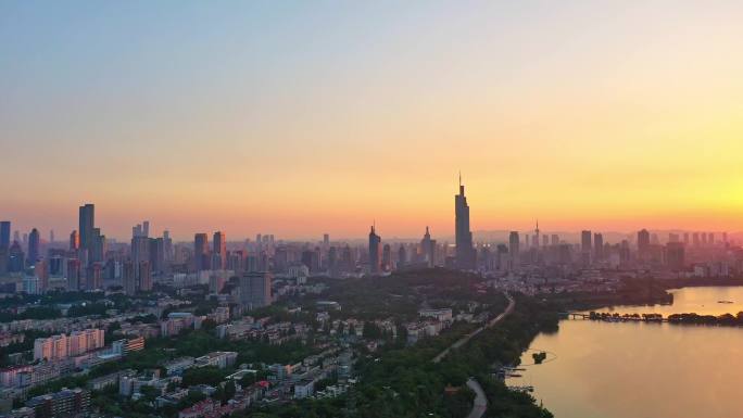 南京城市航拍玄武湖紫金大厦夕阳