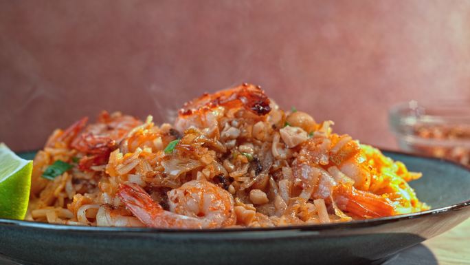 斯洛用筷子从意大利烩饭中取出一只虾