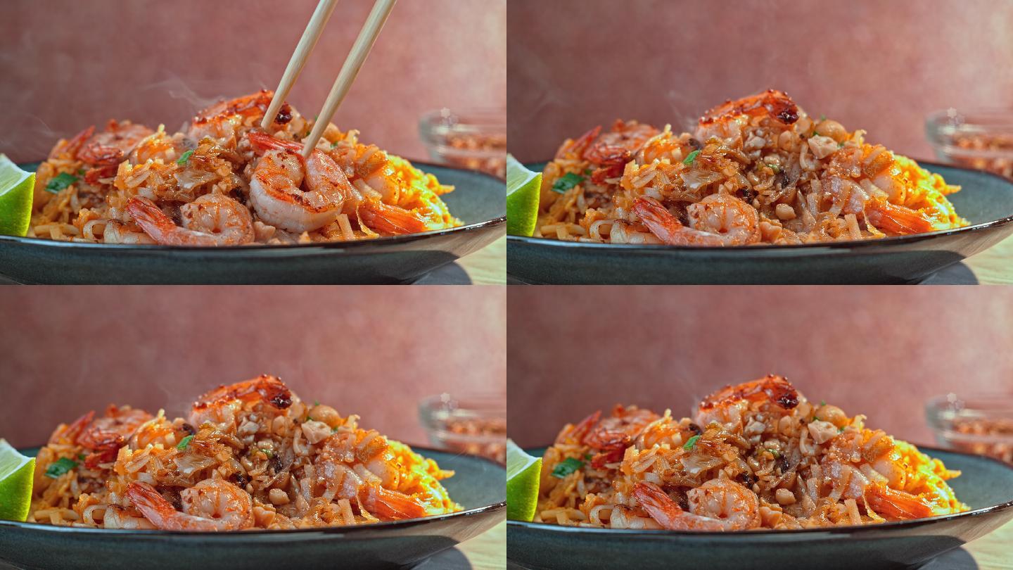斯洛用筷子从意大利烩饭中取出一只虾