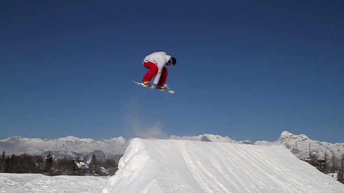 滑雪板运动员在滑雪场中跳跃