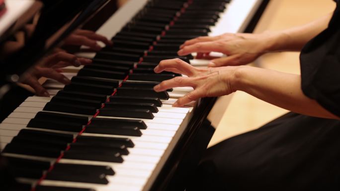 古典音乐会上女音乐家弹钢琴的特写镜头
