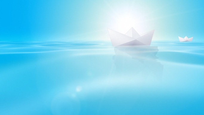 纸船和海洋。小小船蓝色紫色船舶