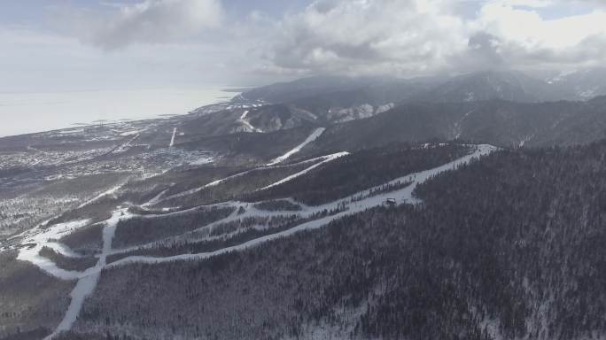 鸟瞰滑雪场全貌4K航拍素材