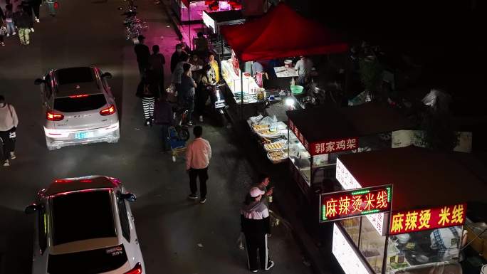 夜市拥挤人群购物