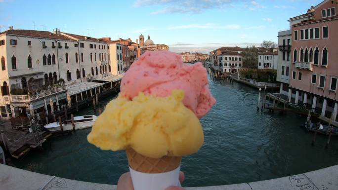 意大利威尼斯大运河手持冰淇淋的观点