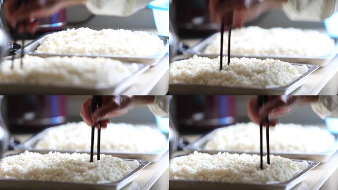 妈妈用筷子糯米蒸煮糯米饭酒酿制作
