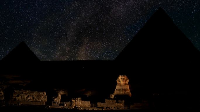 狮身人面像和金字塔上方的银河-吉萨，埃及。