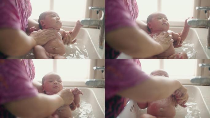 可爱的男婴在水槽里洗澡