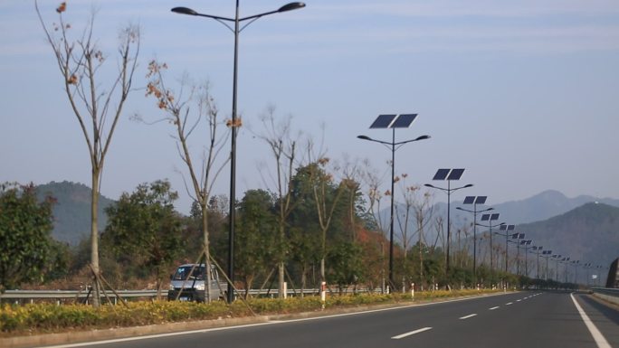 道路交通太阳能路灯整齐车辆行驶集镇乡村