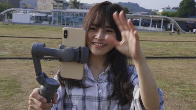 亚洲女性通过智能手机使用稳定摄像头