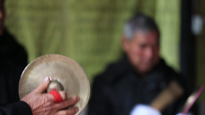 中国民间传统乐器乐队镲锣老人敲打场面