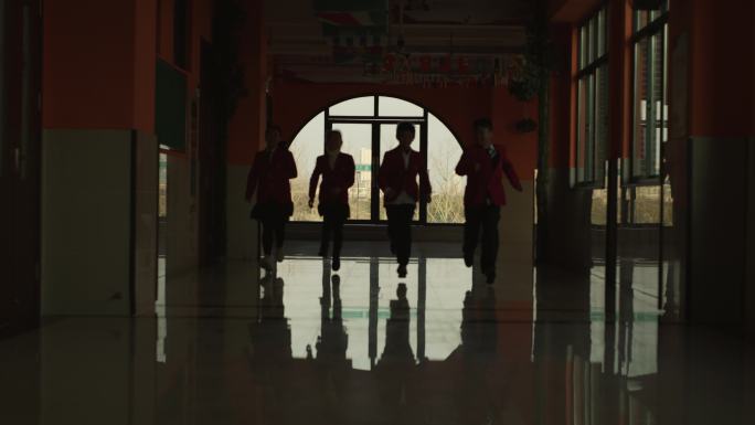 一群学生奔跑 走路 剪影