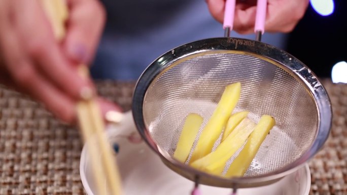 【镜头合集】蒸土豆碾碎过筛制作土豆泥