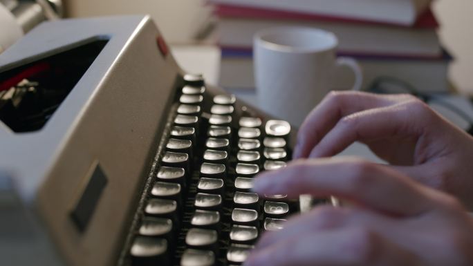 在老式打字机上手写。旧打字机的金属部件。宏观摄影