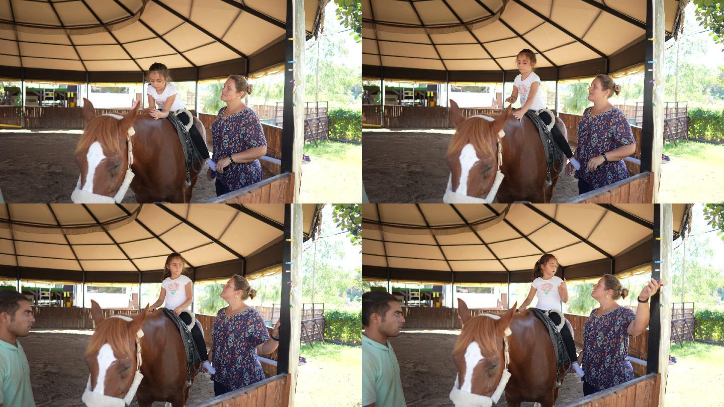 患有自闭症的女孩在一家私人中心接受马匹治疗。