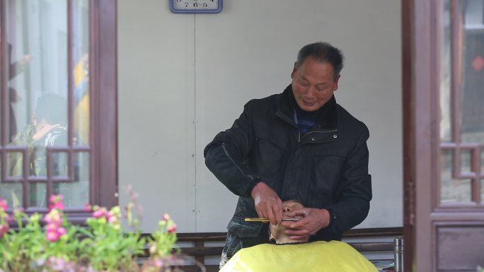 浙江农村传统理发室老人刮胡子原素材