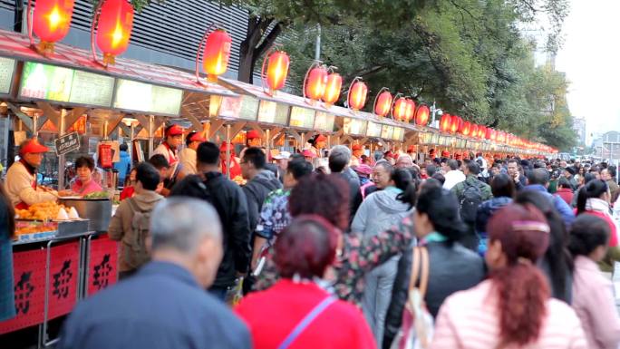 中国北京王府井大街上行走的人们