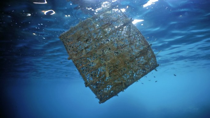 商业捕鱼器幽灵网污染被丢弃在海洋垃圾区