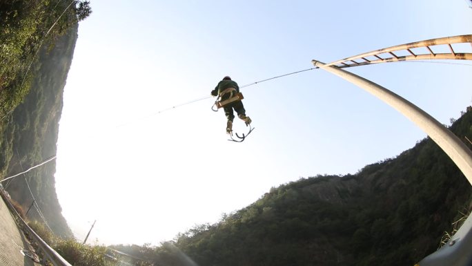 夏天高温电力电视电信工人高空维修抢修作业