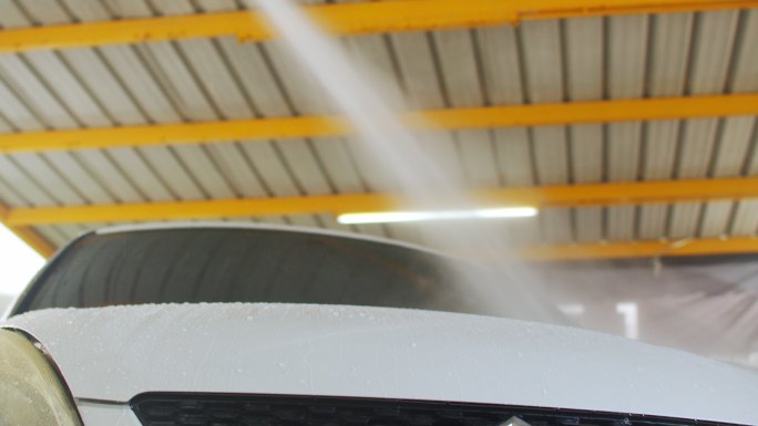 亚洲员工洗车为客户服务。