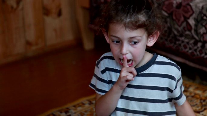 一个孩子把手指放在嘴唇上的特写镜头