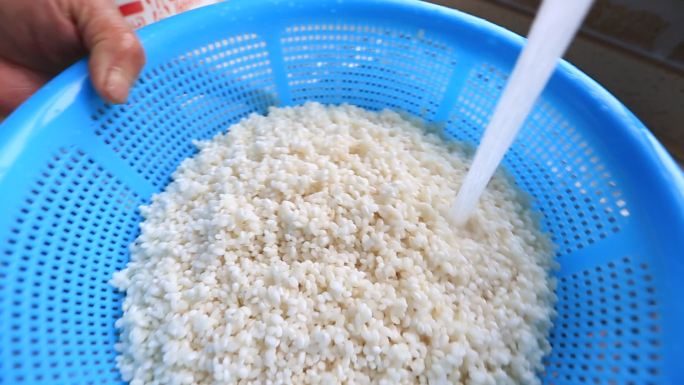 自来水淘米洗米特写原素材