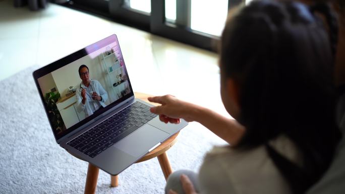 亚洲女性和年轻女孩视频呼叫医生寻求医疗建议