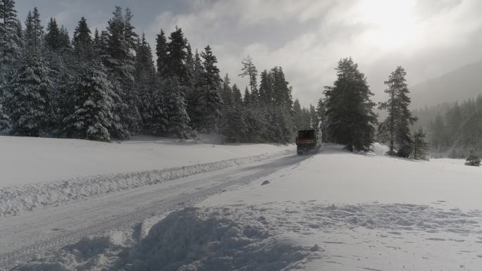 在冬季山路上工作的转子式雪犁。