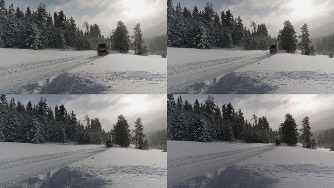 在冬季山路上工作的转子式雪犁。