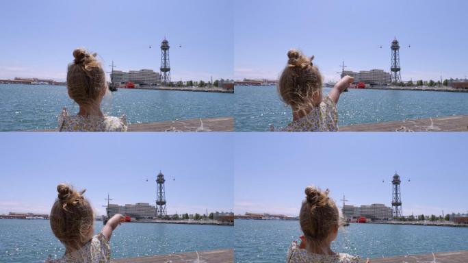 巴塞罗那港的少女小女孩旅游海边
