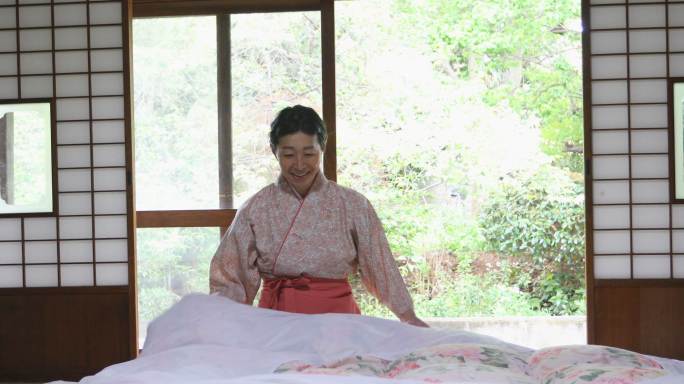 日本妇女制作传统的蒲团床