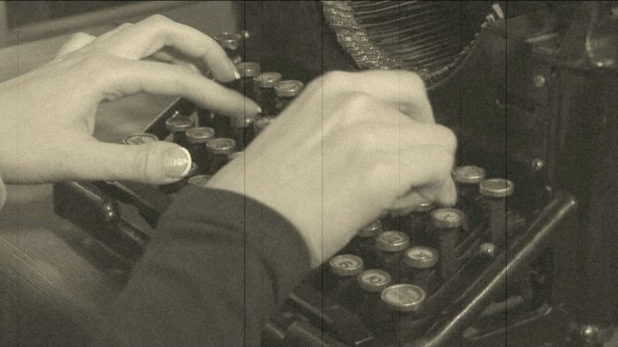 用一台很旧的打字机写字的女人