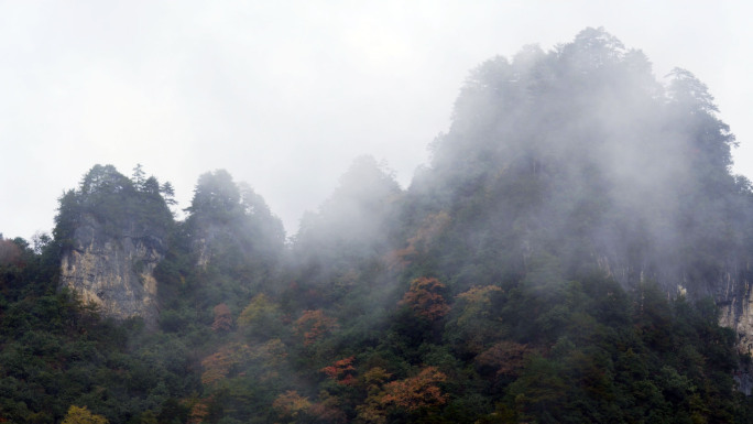 秋天云雾缭绕的深山