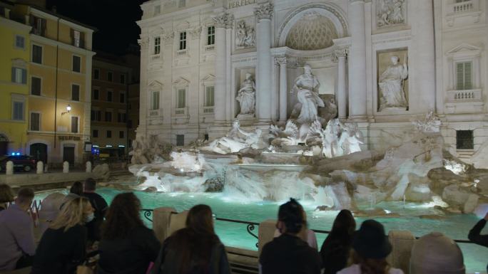 斯洛莫游客在夜间欣赏特雷维喷泉