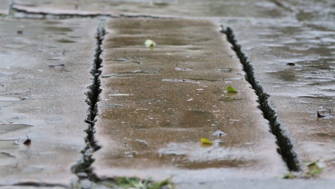 江南雨天石板桥护栏特写原素材