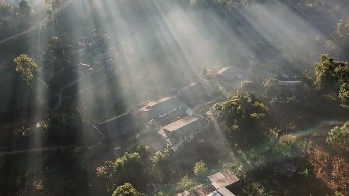 泰国Mae Hong Son山雾或云上的鸟瞰无人机