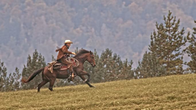 斯洛·莫茨牛仔骑着疾驰的马上山
