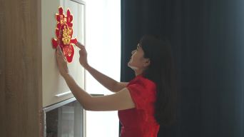 美丽的亚洲年轻女子为中国新年装饰她的房子视频素材