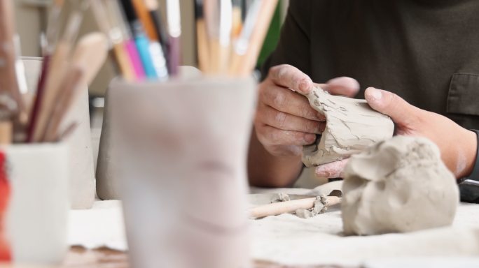 陶艺家雕刻粘土和制作碗