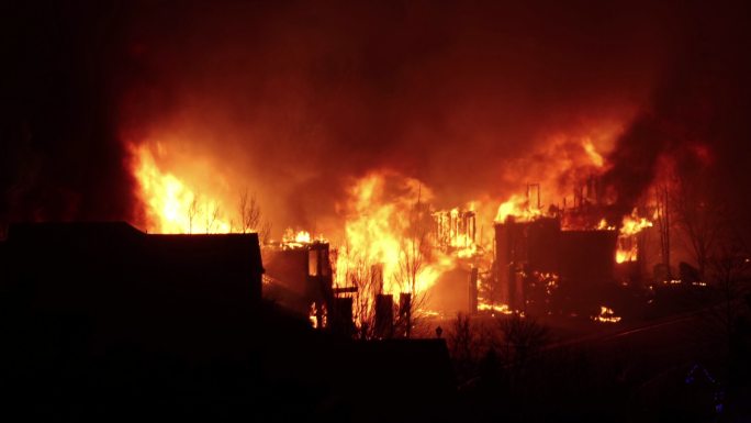 科罗拉多州博尔德市外的马歇尔大火中，世界末日野火烧毁了高级住宅