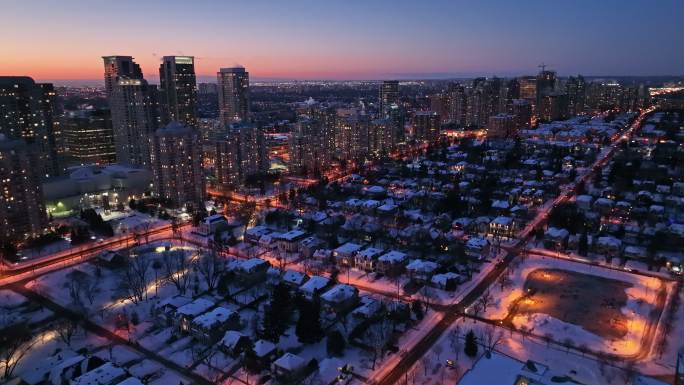 加拿大多伦多北约克市夜间照明下的冬季城市景观鸟瞰图
