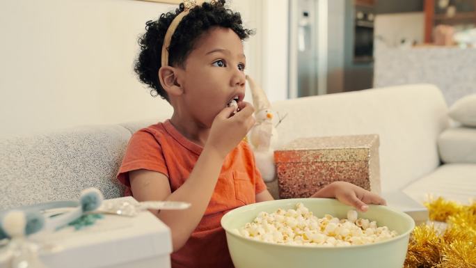 一个小男孩在家吃爆米花庆祝生日的4k视频片段
