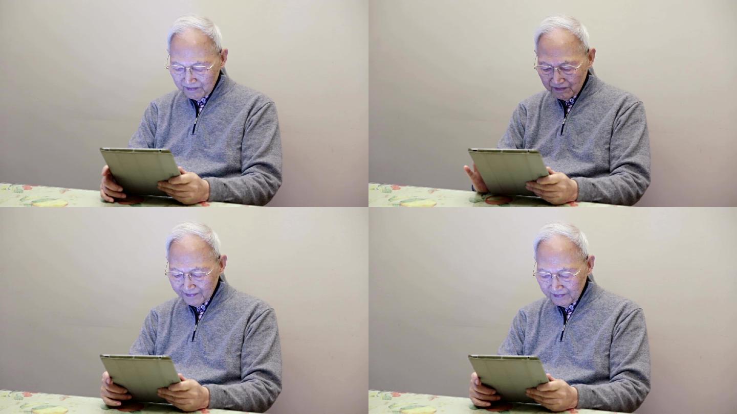 老年人使用数字平板电脑