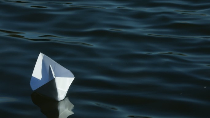 漂浮在水面上的纸船