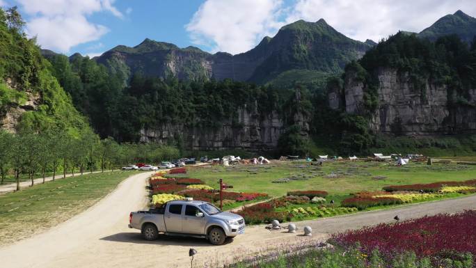 航拍重庆南川区万卷书台露营基地风光